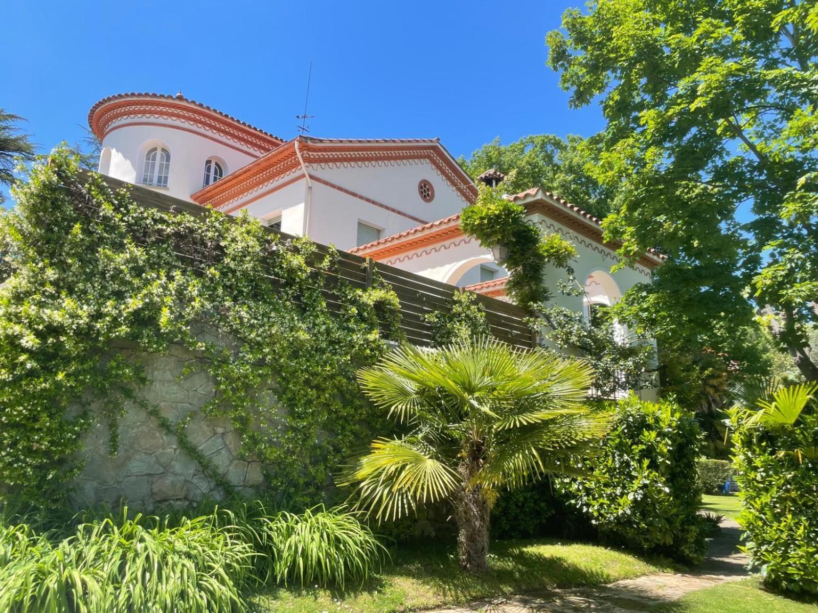 Espectacular Casa Chateau En El Centro De Olot Zewnętrze zdjęcie