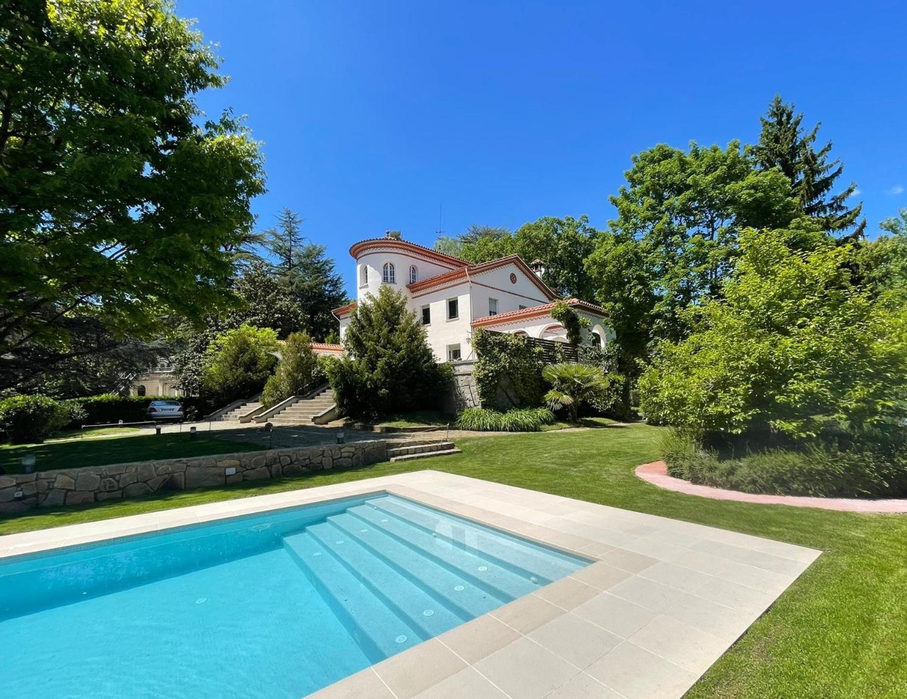 Espectacular Casa Chateau En El Centro De Olot Zewnętrze zdjęcie